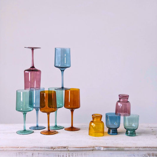 Acollectionofcolorfuldrinkingglassesinvariousshades_designedtoaddalivelyandplayfultouchtoanydiningtableorkitchen.