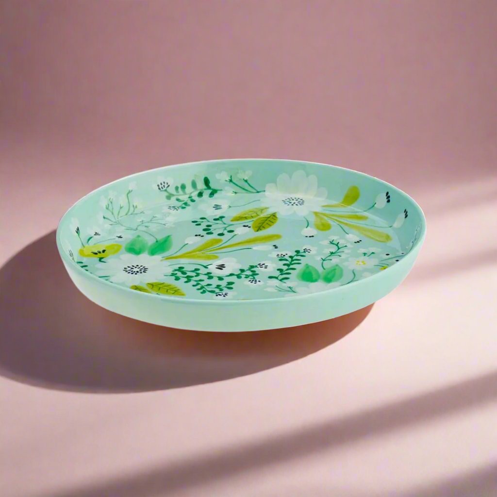 Adecorativeplatewithacolorfulfloraldesign_idealforaddingacheerfulandwhimsicalelementtoanydiningexperience.