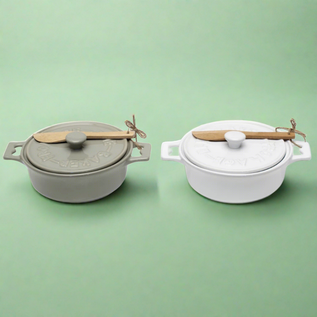 Brie Baker Set with lid and spreader, perfect for baking and serving brie cheese. Stylish and functional, it adds a touch of flair to any dining occasion.