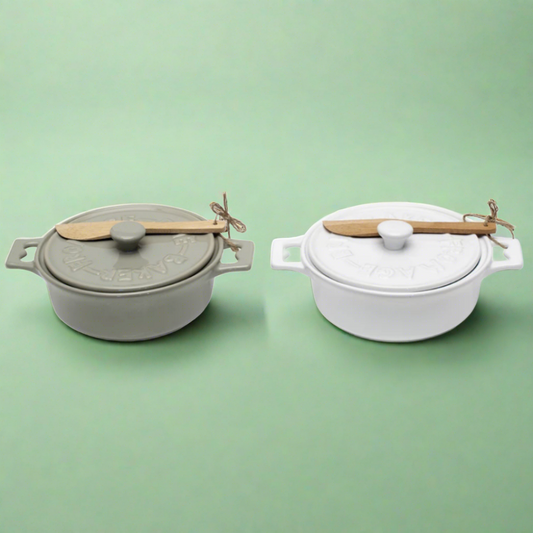 Brie Baker Set with lid and spreader, perfect for baking and serving brie cheese. Stylish and functional, it adds a touch of flair to any dining occasion.