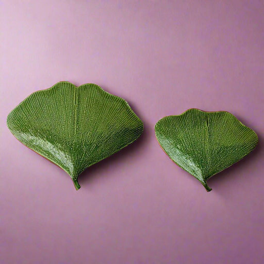 Set_of_two_stoneware_plates_shaped_like_ginkgo_leaves_featuring_detailed_leaf_patterns_for_an_elegant_dining_touch.