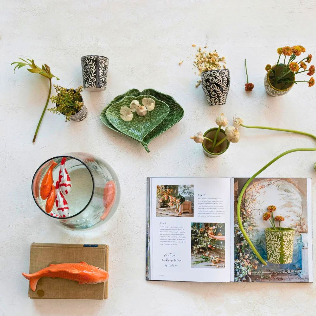 Set_of_two_stoneware_plates_shaped_like_ginkgo_leaves_featuring_detailed_leaf_patterns_for_an_elegant_dining_touch.copy
