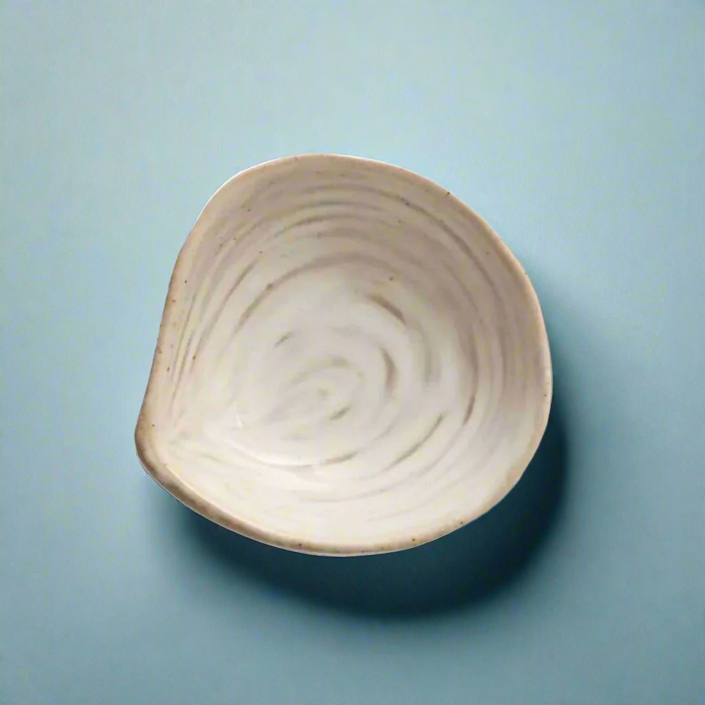 White_stoneware_clam_dish_with_a_realistic_clamshell_design.