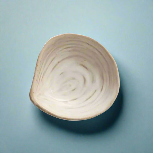 White_stoneware_clam_dish_with_a_realistic_clamshell_design.